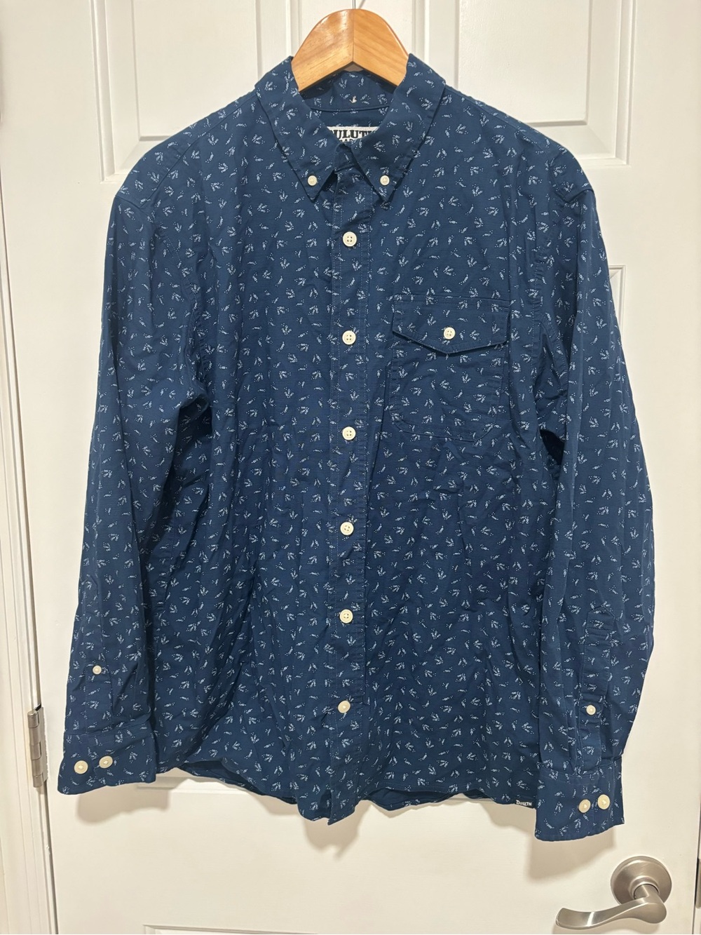 Duluth Trading men’s untucked length relaxed fit button up Medium